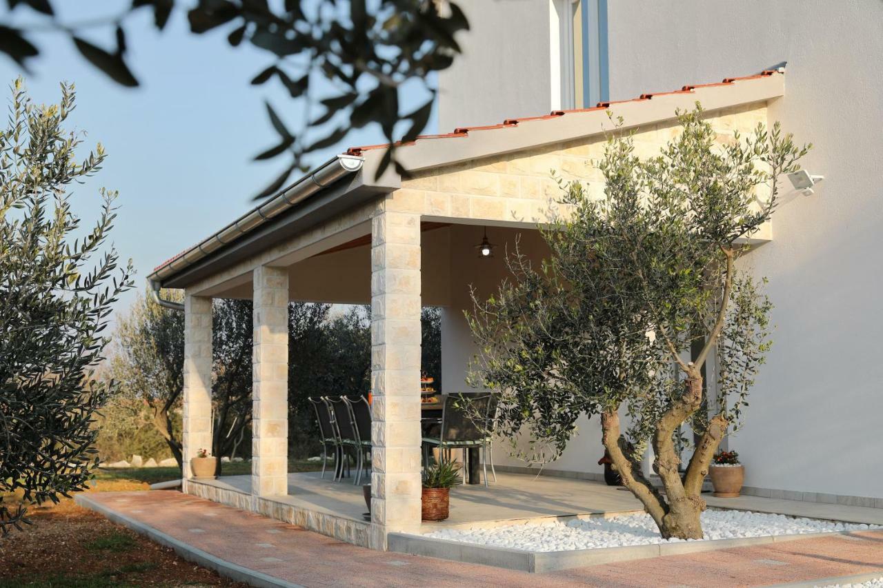 Holiday Home Hrast Debeljak Exteriér fotografie