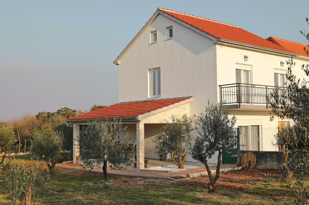 Holiday Home Hrast Debeljak Exteriér fotografie