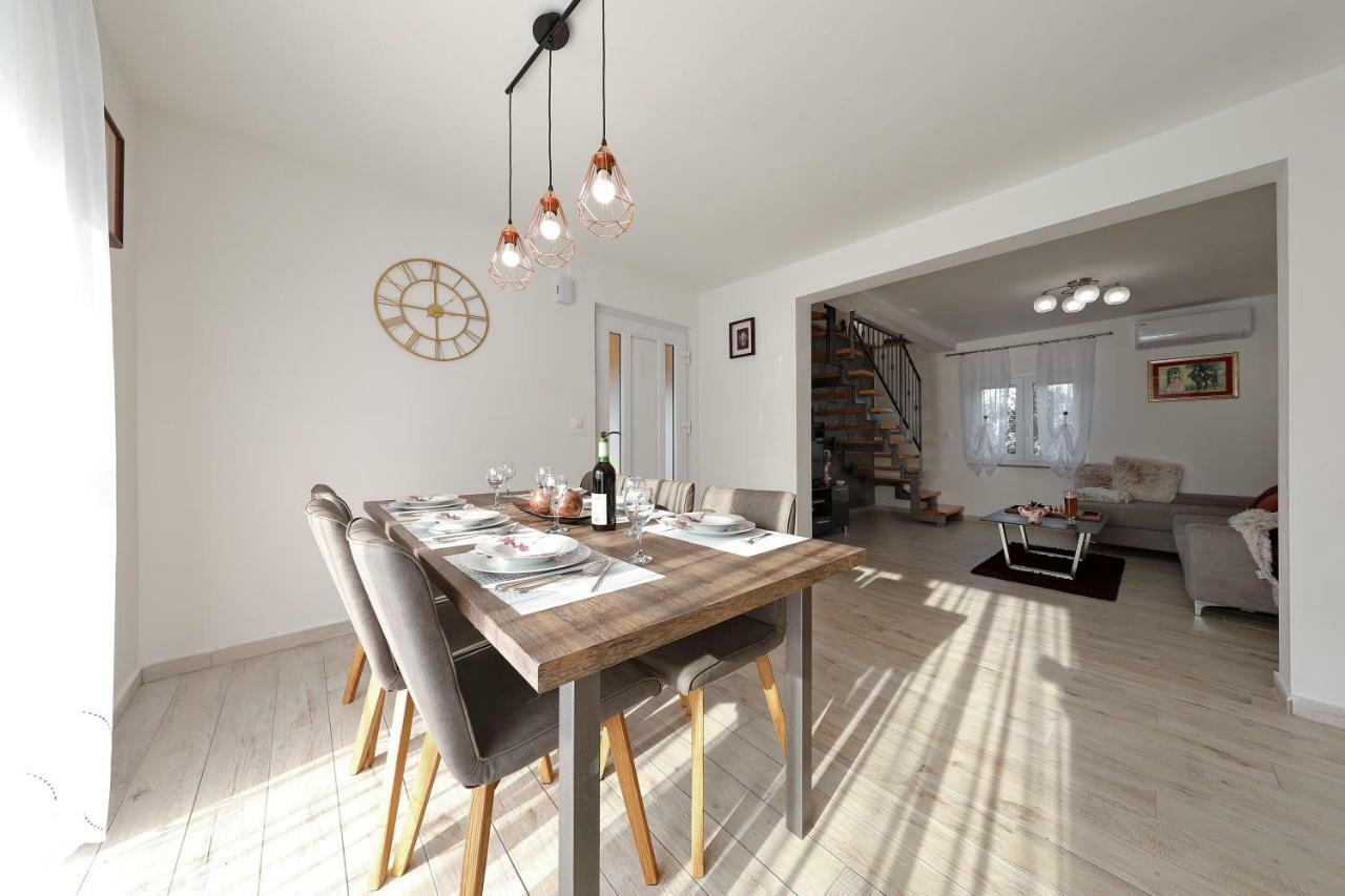 Holiday Home Hrast Debeljak Exteriér fotografie