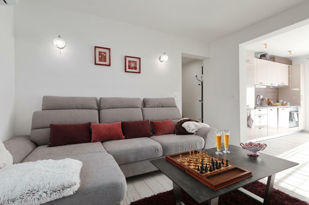 Holiday Home Hrast Debeljak Exteriér fotografie