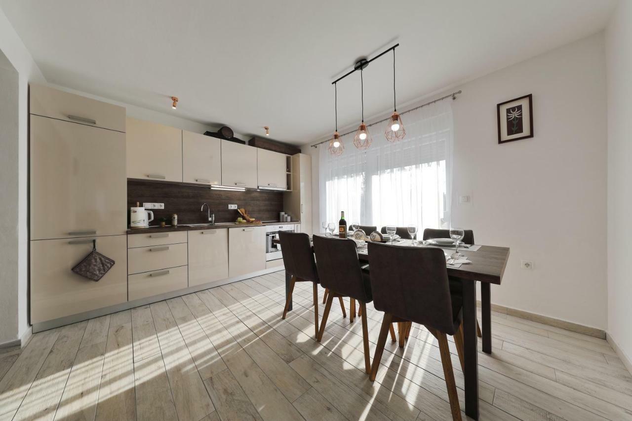 Holiday Home Hrast Debeljak Exteriér fotografie