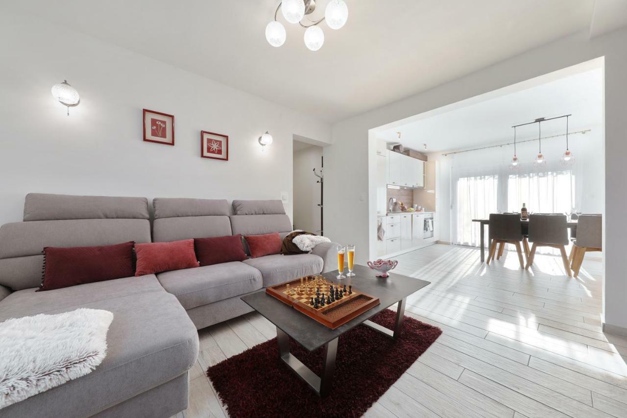 Holiday Home Hrast Debeljak Exteriér fotografie