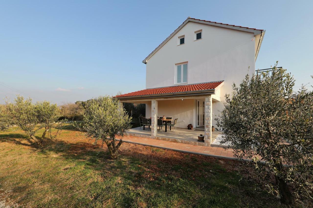 Holiday Home Hrast Debeljak Exteriér fotografie