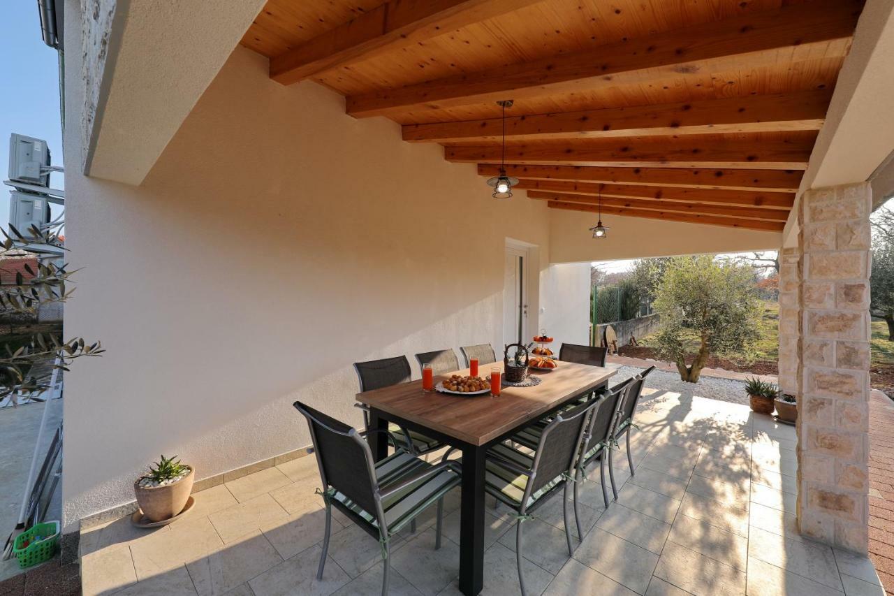 Holiday Home Hrast Debeljak Exteriér fotografie