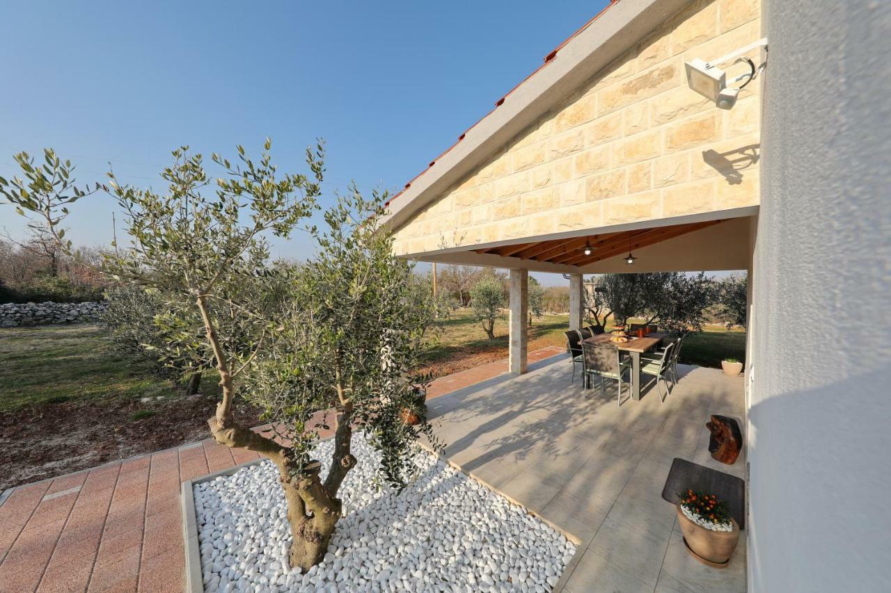 Holiday Home Hrast Debeljak Exteriér fotografie