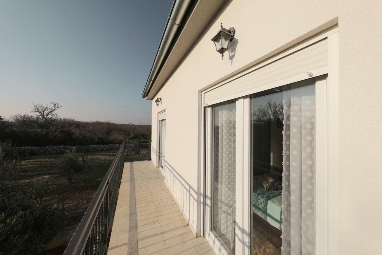 Holiday Home Hrast Debeljak Exteriér fotografie